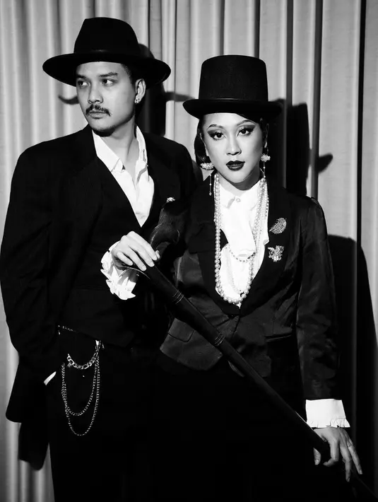 Sherina dan Baskara tampil bertemakan Kabaret. Keduanya terlihat maskulin dalam balutan tuksedo. [Foto: Instagram/ Sherina]