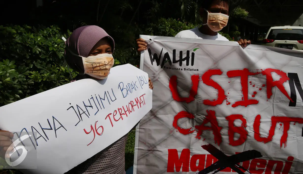 Warga Cawang Gumilir, Kabupaten Musi Rawas, Sumsel bersama Walhi melakukan aksi di KLHK, Jakarta, (9/9). Mereka menuntut PT. Musi Hutan Persada (MHP) kepada KLHK karena menggusur pemukiman dan Ladang Perkebunan warga di sana. (Liputan6.com/Johan Tallo)