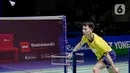 Pebulu tangkis tunggal putra China Zhao Jun Peng saat melawan pebulu tangkis tunggal putra Denmark Viktor Axelsen pada pertandingan final East Ventures Indonesia Open 2022 di Istora Senayan, Jakarta, Minggu (19/6/2022). Viktor Axelsen menjuarai tunggal putra East Ventures Indonesia Open 2022 usai mengalahkan Zhao Jun Peng dengan skor 21-9, 21-10. (Liputan6.com/Faizal Fanani)