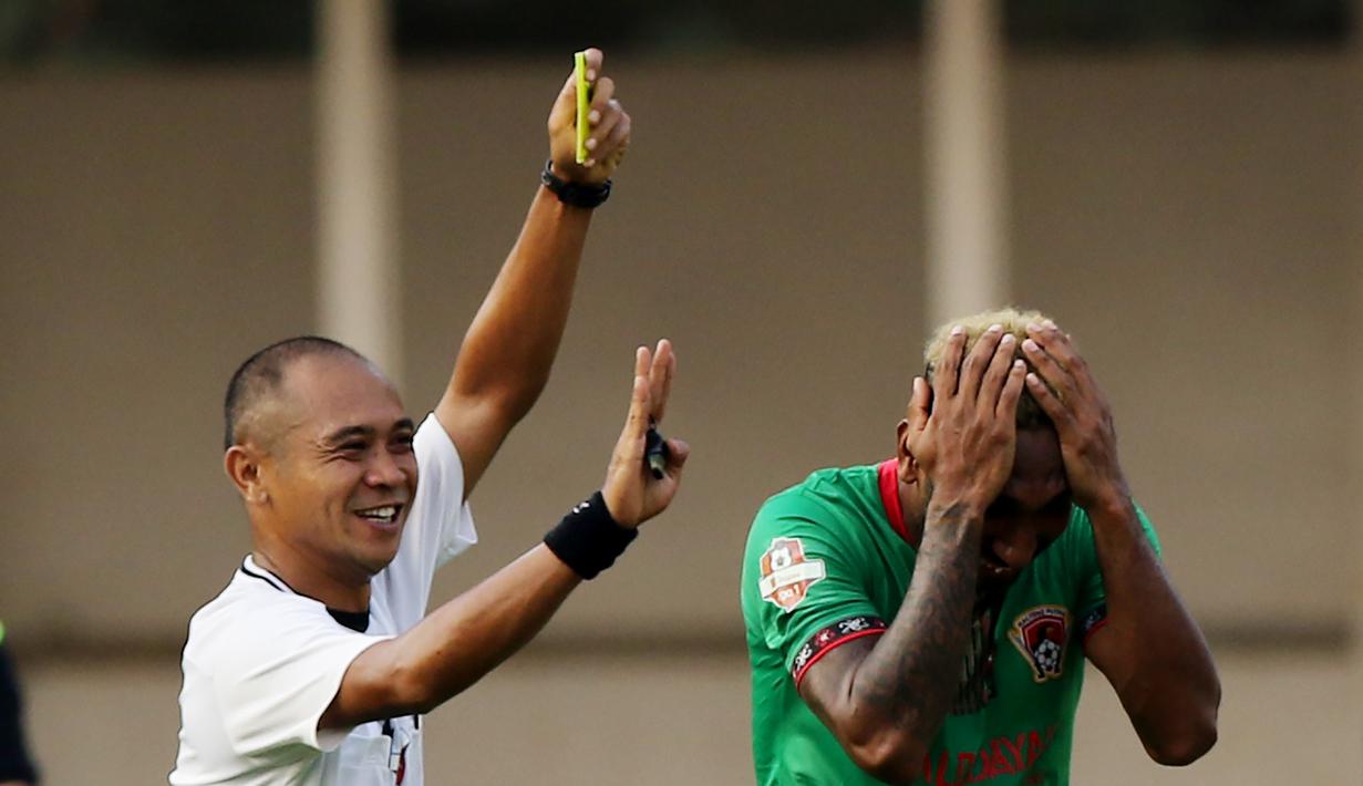 Menyadari ada kesalahan, wasit akhirnya cepat-cepat mengubah keputusannya menjadi kartu kuning. (Bola.com/M Iqbal Ichsan)