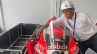 Bikin heboh, panitia lokal bikin konten buka boks kargo Ducati. (sumber: otosia)