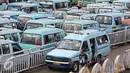 Angkutan umum menunggu penumpang di Terminal Kampung Melayu, Jakarta Timur, Senin (29/2). Organda DKI Jakarta menyatakan keberatan dengan peraturan usia maksimal transportasi 10 tahun oleh BPTSP DKI dan Dishubtrans DKI. (Liputan6.com/Immanuel Antonius)