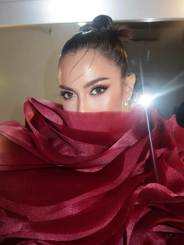 Glam Look Ririn Ekawati yang Memukau, Perpaduan Satin Skin dan Cut Crease Eyeshadow