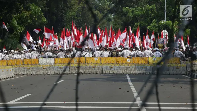 Massa Aksi Sidang MK Bertahan di Jalan Medan Merdeka Barat