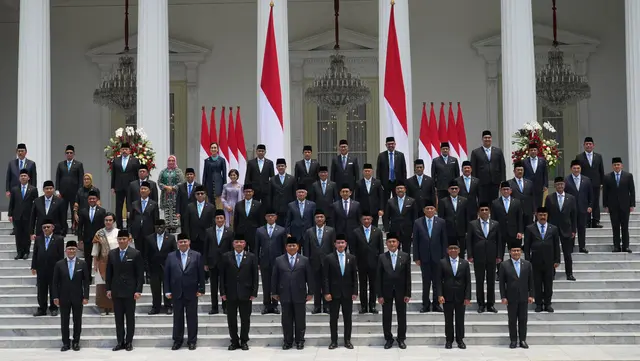 Presiden Republik Indonesia, Prabowo Subianto (tengah depan) bersama dan Wakil Presiden Gibran Rakabuming Raka berfoto bersama dengan para menteri Kabinet Merah Putih yang baru saja dilantik di Istana Merdeka, Jakarta, Senin 21 Oktober 2024. (AP Photo/Achmad Ibrahim)