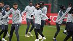 Para pemain Liverpool melakukan pemanasan selama sesi latihan tim di Melwood di Liverpool, Inggris (16/4). Liverpool akan bertanding melawan wakil Portugal, FC Porto pada leg kedua babak perempatfinal Liga Champions di Estadio do Dragao. (AFP Photo/Paul Ellis)