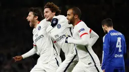 Gelandang PSG, Adrien Rabiot (kedua kiri) melakukan selebrasi bersama rekannya usai mencetak gol kegawang Chelsea pada lanjutan leg kedua liga Champions di Stamford Bridge, Inggris (10/3). PSG menang atas Chelsea dengan skor 2-1. (Reuters/John Sibley)