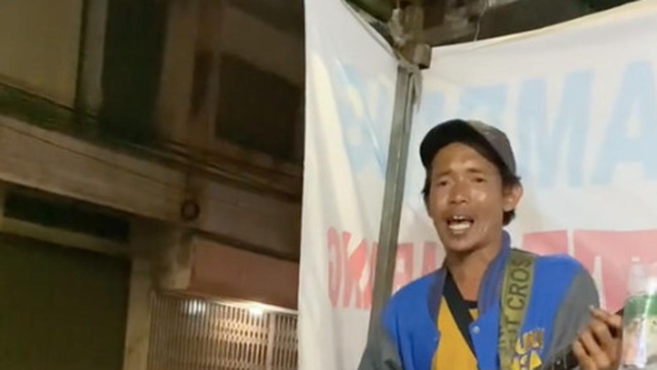 Keluarga Mualaf Dapat Suguhan Lagu Rohani dari Pengamen saat Makan di Warung, ‘Jadi Inget Masa Lalu’
