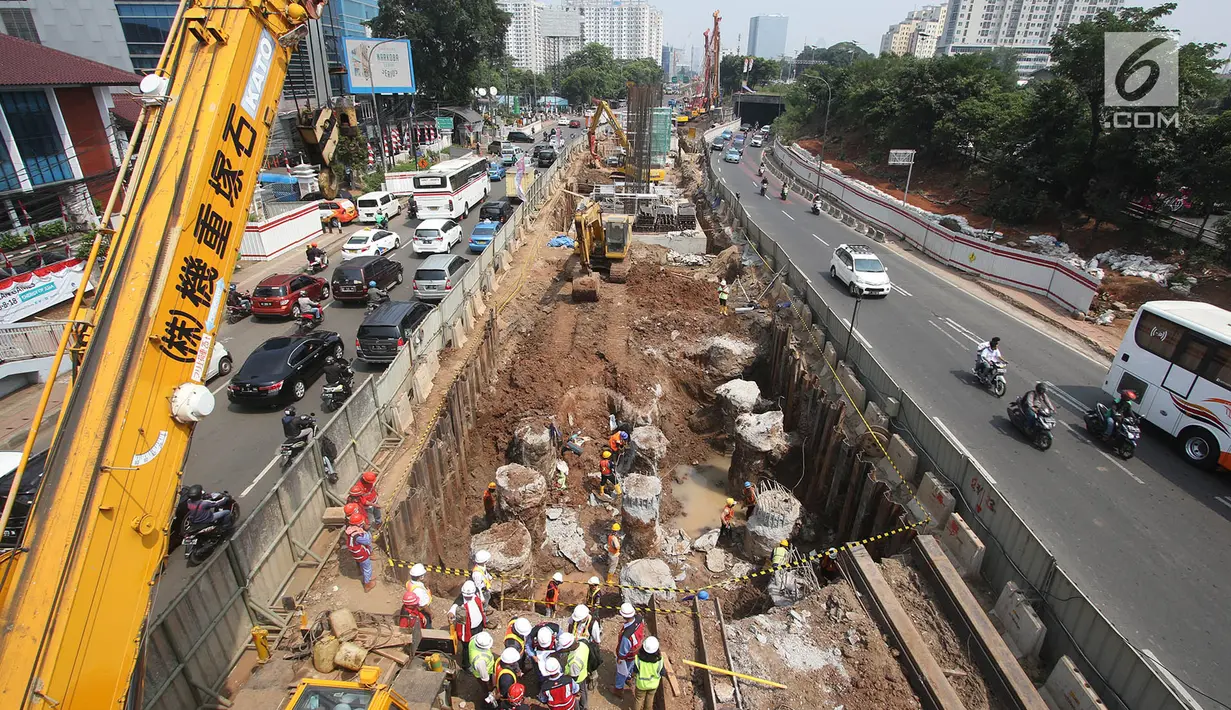 Kondisi pengerjaan proyek LRT Jabodetabek di kawasan Cawang, Jakarta Timur, Selasa (22/8). Dinas Perhubungan DKI Jakarta berencana memperluas kawasan ganjil genap hingga ke area pembangunan LRT. (Liputan6.com/Immanuel Antonius)