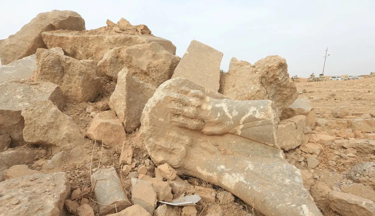 Reruntuhan patung makhluk bersayap yang dihancurkan ISIS di situs kuno Nimrud. selatan Mosul, Irak, (16/11). Situs kuno Nimrud menyimpan berbagai patung-patung makhluk bersayap yang beraada di depan pintu gerbang istana. (REUTERS/Ari Jalal)