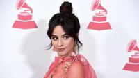 Camila Cabello berpose di karpet merah saat menghadiri Latin Recording Academy Person of the Year Gala 2017 di Mandalay Bay Convention Center di Las Vegas, AS (15/11). (Photo by Chris Pizzello/Invision/AP)