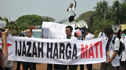 Puluhan dokter dari Pergerakan Dokter Muda Indonesia (PDMI) membentangkan spanduk di depan Istana Merdeka, Jakarta, Senin (7/9/2015). Mereka memprotes Kemenristek Dikti yang telah menahan ijazah fakultas kedokteran mereka. (Liputan6.com/Gempur M Surya)