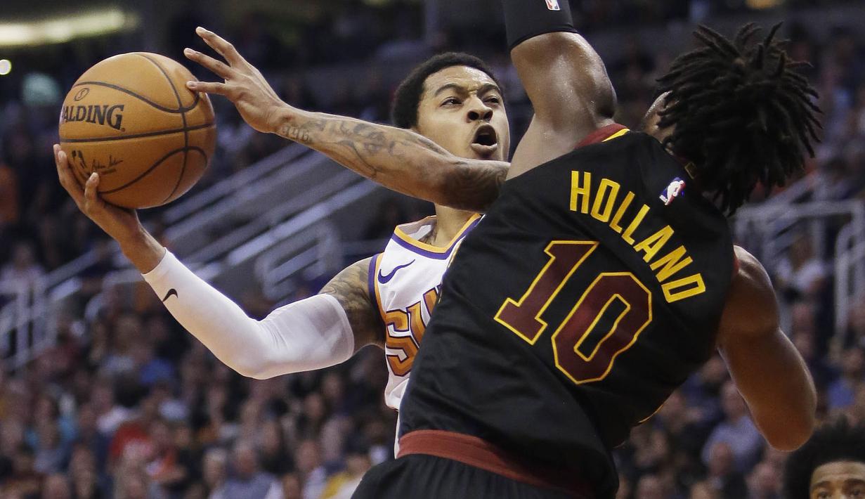 Pebasket Cleveland Cavaliers, John Holland, menghadang pebasket Phoenix Suns, Tyler Ulis, pada laga NBA di Talking Stick Resort Arena, Rabu (14/3/2018). Cleveland Cavaliers menang 129-107 atas Phoenix Suns. (AP/Rick Scuteri)