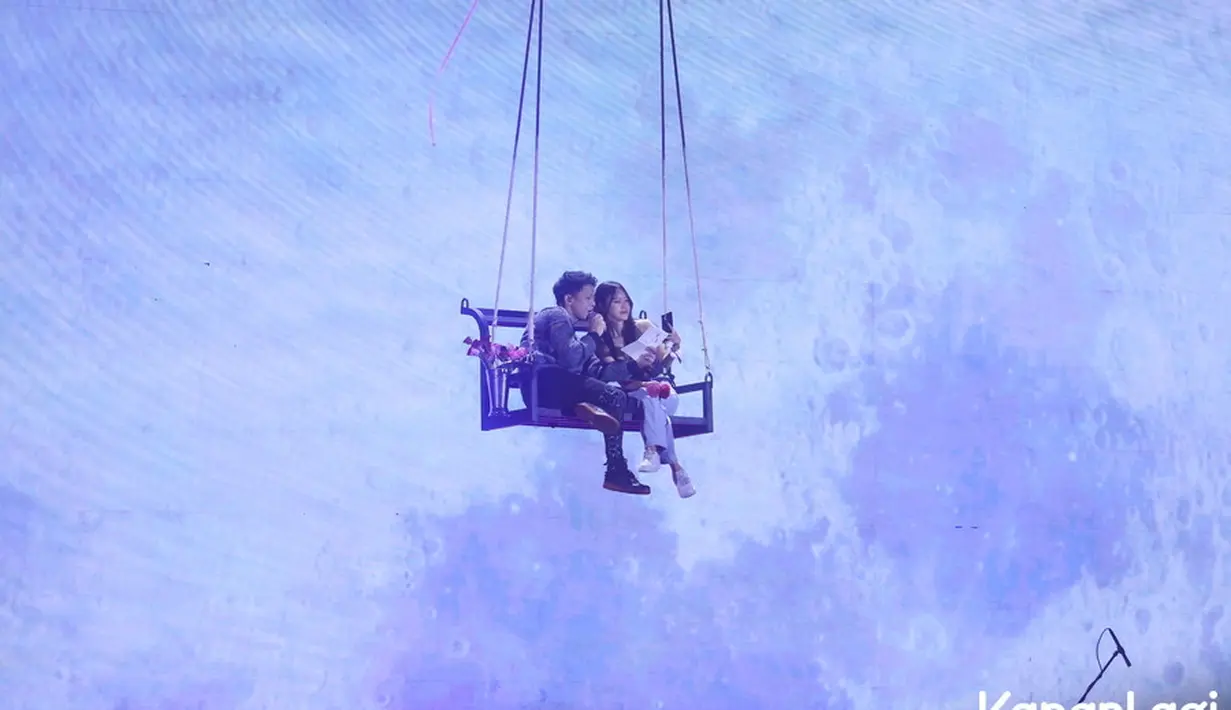 Setelah membawakan lagu-lagu hitsnya, seperti lagu Topeng, Separuh Aku, Tak Bisakah, Di Atas Normal, Ada Apa Denganmu, dan Mungkin Nanti, Ariel menutup konser dan berpamitan karena akan vakum dalam waktu lama. [Foto: KapanLagi.com/Bayu Herdianto]