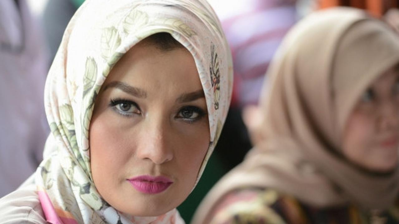 Didampingi suami, Arzetty klarifikasi penggerebekan di Hotel Arjuna