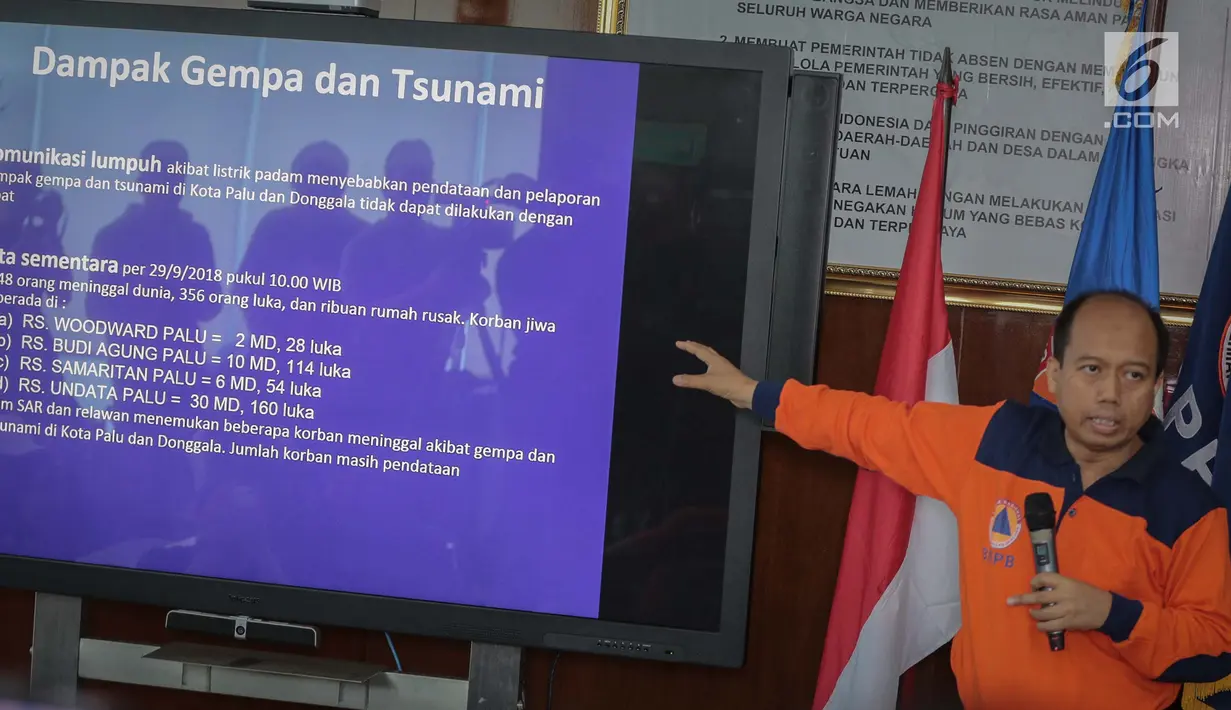 Kepala Pusat Data Informasi dan Humas BNPB Sutopo Purwo Nugroho memberikan keterangan pers di kantor BNPB Jakarta, Sabtu (29/9). BNPB menyebut korban luka akibat gempa Donggala yang disusul tsunami di Palu, sebanyak 356 orang. (Liputan6.com/Faizal Fanani)