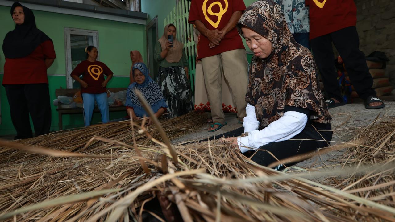 Pariwisata Menggeliat, Bawa Berkah bagi Usaha Anyaman Atap Ilalang di Desa Banyuwangi