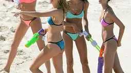 Model Victoria's Secret  Martha Hunt,  Behati Prinsloo, Sara Sampaio and Taylor Hill (ki-ka) bermain pistol air dipinggir pantai Karibia. Mereka melakukan banyak kegiatan seperti bermain pistol air dan Voli. (Dailymail.co.uk)