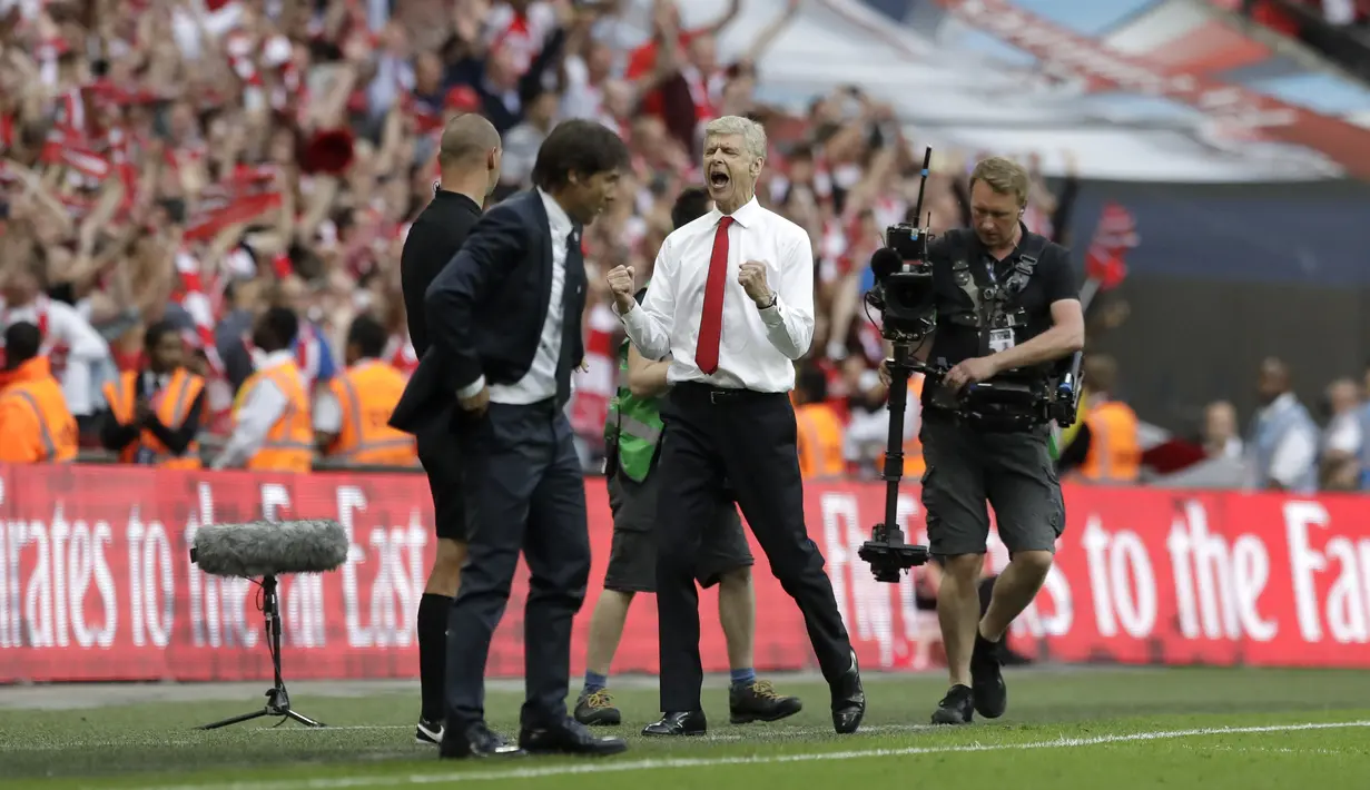 Ekspresi dua pelatih usai laga Final Piala FA 2016-2017 di Stadion Wembley, London, Sabtu (27/5). Chelsea kalah 2-1 melawan Arsenal di laga Final Piala FA tersebut. (AP Photo)