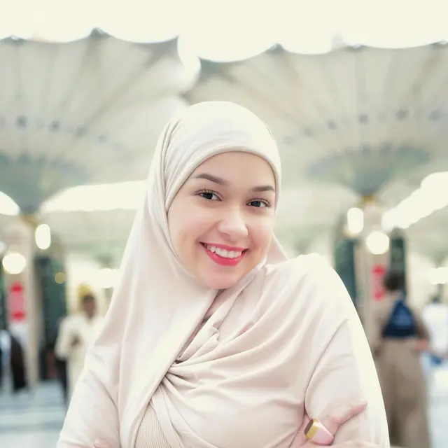 7 Potret Rebecca Klopper Jalani Umrah, Tampil Anggun Berhijab