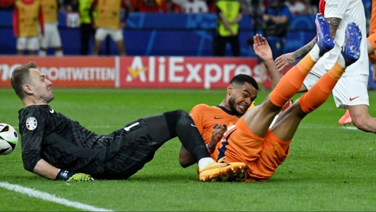 Hanya berselang enam menit, Belanda kembali menambah gol melalui insiden yang tidak diinginkan oleh kubu Turki. Mert Muldur, pemain Turki, melakukan gol bunuh diri pada menit ke-76 yang membuat Belanda berbalik unggul 2-1. Foto: Reuters<br>