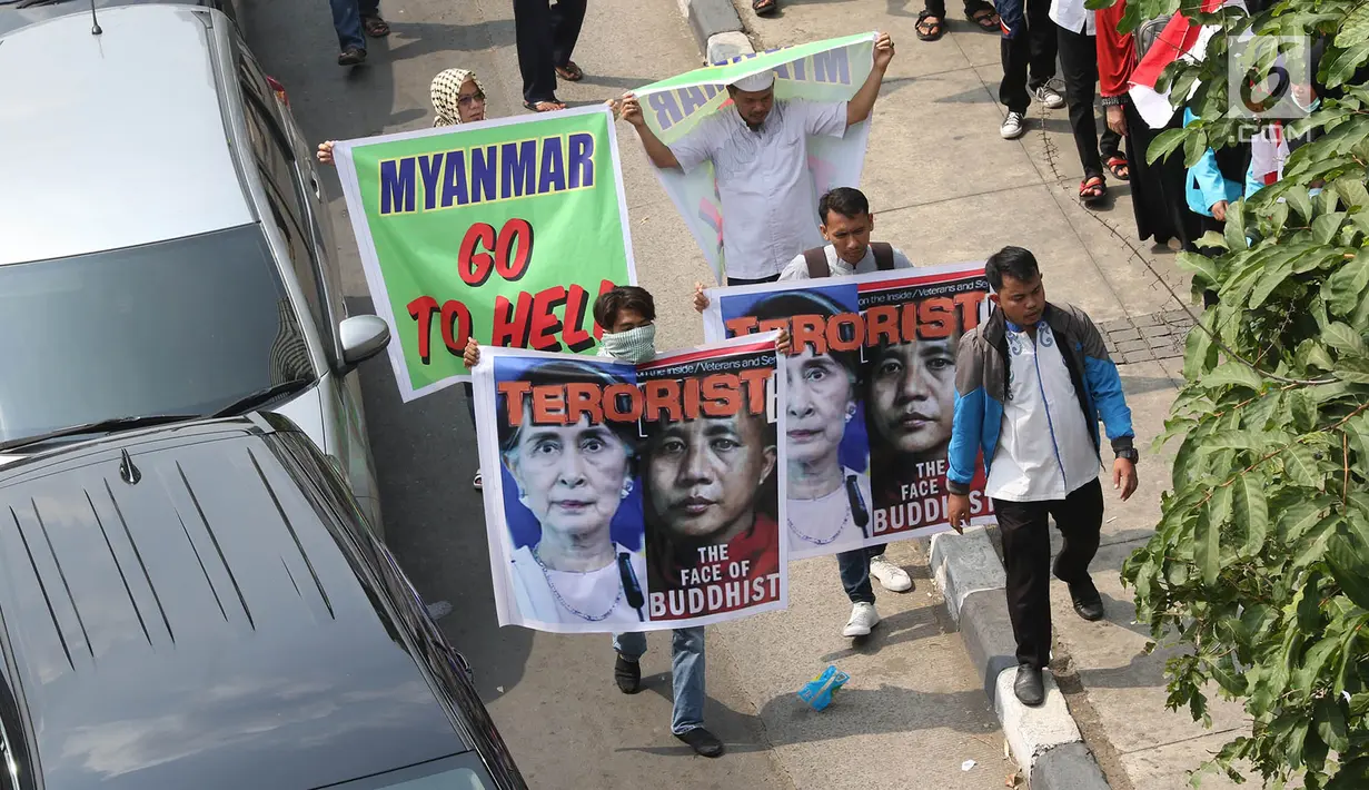Sejumlah peserta aksi membawa poster dan spanduk saat melintas di kawasan Bundaran HI, Jakarta, Rabu (6/9). Mereka akan menggelar unjuk rasa terkait solidaritas Rohingya di kantor Kedubes Myanmar. (Liputan6.com/Immanuel Antonius)