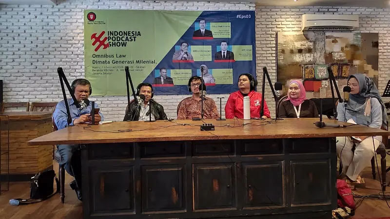 Diskusi soal omnibus law Indonesia Podcast Show 03 di Beranda Kitchen, Jakarta Selatan.