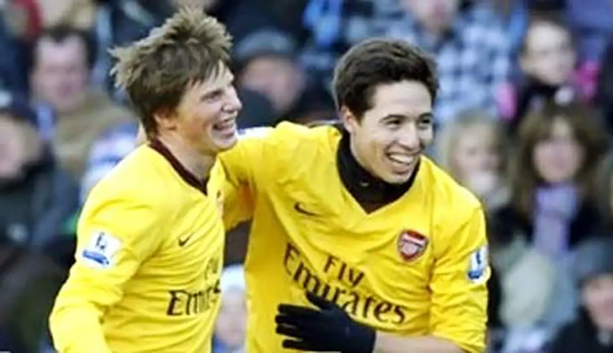Dua pemain Arsenal Andrey Arshavin (kiri) dan Samir Nasri masing-masing menyumbang satu gol pada kemenangan 4-2 atas Aston Villa dalam partai Liga Premier di Villa Park, 27 November 2010. AFP PHOTO/OLLY GREENWOOD