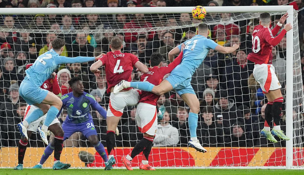 Bagaimana tidak, alih-alih meraih tiga poin, MU justru menelan kekalahan dengan skor 2-3. Tiga gol tim tamu dicetak oleh Nikola Milenkovic, Morgan Gibbs-White dan Chris Wood. (Martin Rickett/PA via AP)