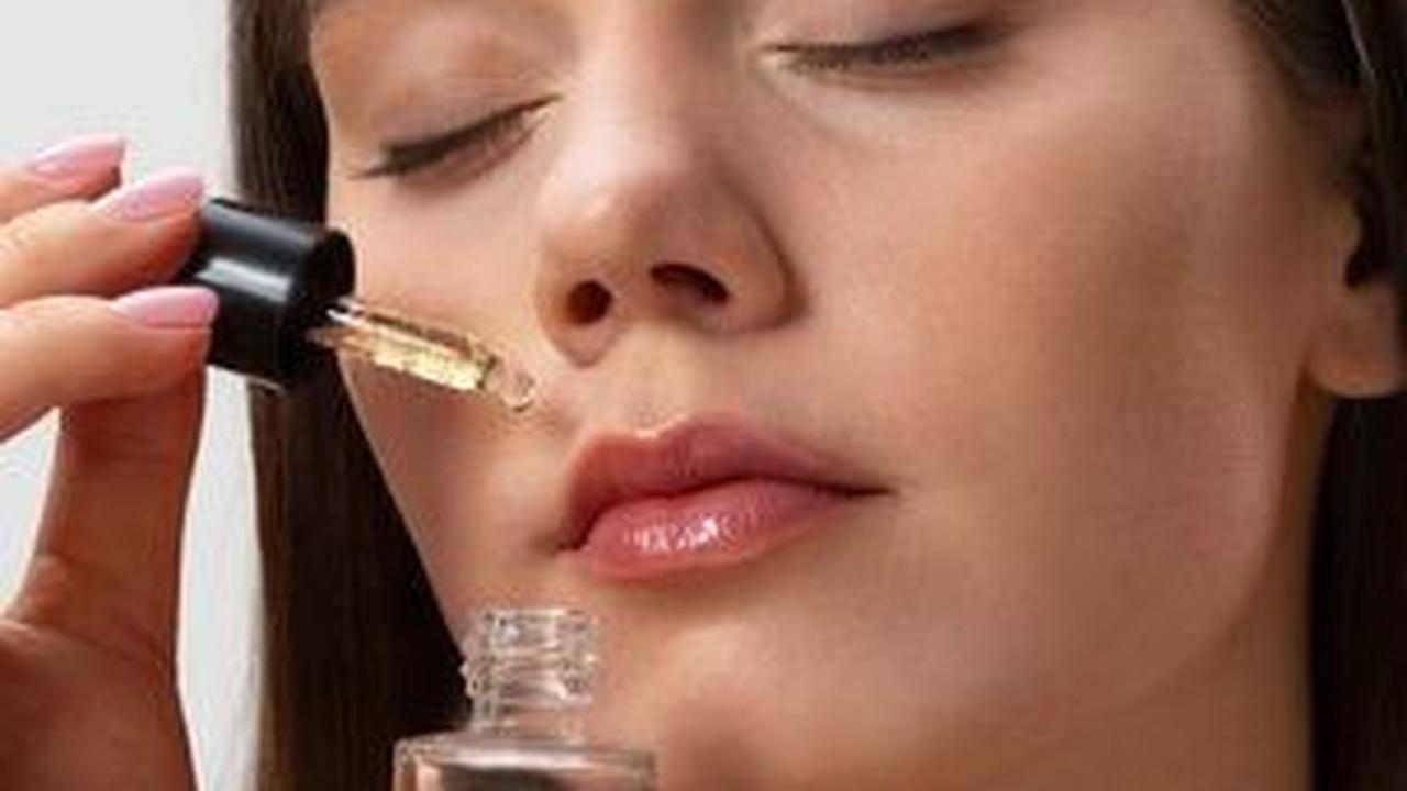 9. Face Oil: Ringan dan Mudah Menyerap pada Kulit