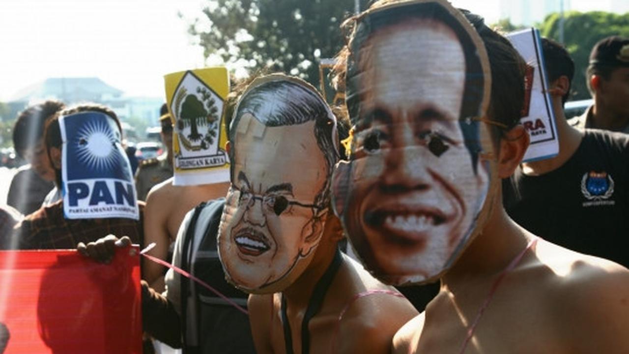 Aksi tarik mandat Jokowi-JK di depan Istana