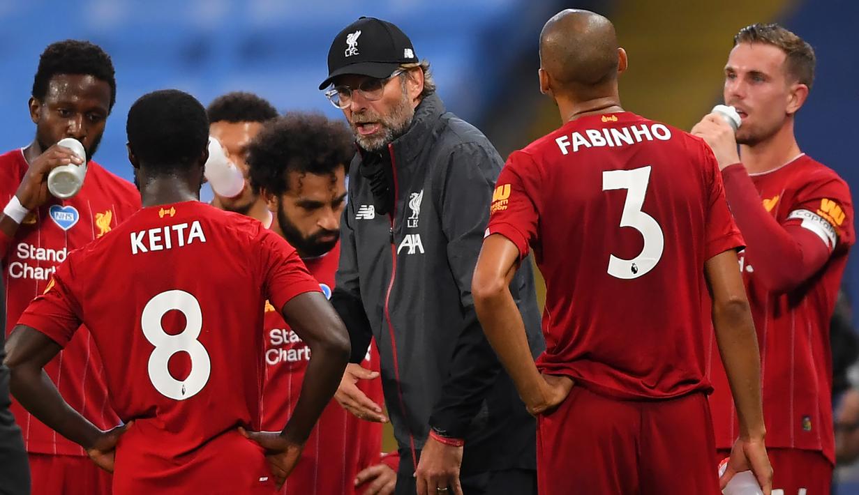 Pelatih Liverpool, Jurgen Klopp, memberikan arahan kepada pemainnya saat menghadapi Manchester City pada laga lanjutan Premier League pekan ke-32 di Stadion Etihad, Jumat (3/7/2020) dini hari WIB. Manchester City menang 4-0 atas Liverpool. (AFP/Laurence Griffiths/pool)