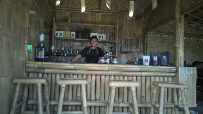 Terjang Jarak Jauh Demi Dapat Sinyal untuk Jualan Kopi di Masa Pandemi