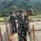 Warga dan TNI Gotong Royong Percepat Pembangunan Jembatan Gantung di Aceh