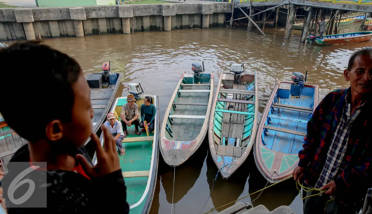  Tampak seorang warga saat ingin menaiki perahu sampan untuk menyeberang di Sungai Kapuas, Pontianak, Kalimantan Barat, Sabtu (22/8/2015). Untuk sekali menyeberang dikenakan biaya sebesar Rp. 8000. (Liputan6.com/Faizal Fanani)