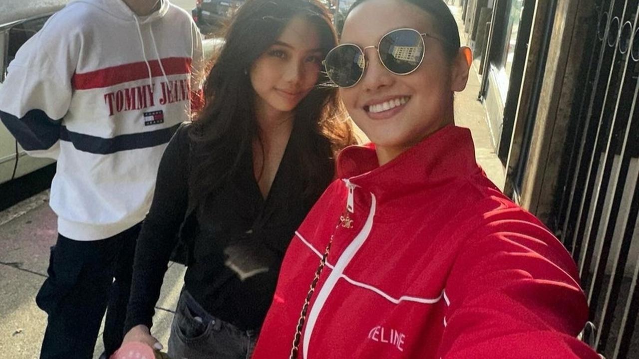 Ririn Ekawati dan putrinya Jasmine seperti kakak-adik. Jasmine juga dekat dengan Ibnu Jamil, ayah tirinya. Mereka terlihat seperti keluarga yang sangat erat.