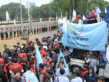 Puluhan Anggota polisi berjaga depan istana saat para buruh melakukan demo, Jakarta, Kamis (29/10/2015). Mereka  menuntut agar Presiden Joko Widodo mencabut Peraturan Pemerintah Nomor 78 Tahun 2015 tentang Pengupahan. (Liputan6.com/Gempur M Surya)