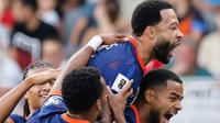 Memphis Depay melakukan selebrasi setelah mencetak gol ke gawang Lithuania dalam lanjutan kualifikasi Piala Dunia 2026 yang digelar pada Minggu (7/9/2025) malam. (AP Photo/Mindaugas Kulbis)