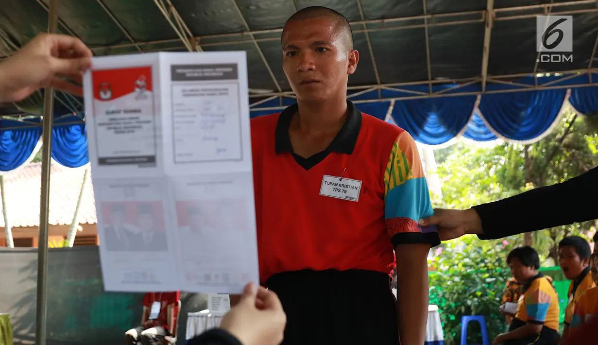 Petugas KPPS menunjukkan surat suara kepada penghuni Panti Sosial Bina Laras Harapan Sentosa (PSBLHS) 2 dalam pemilu serentak di Cipayung, Jakarta, Rabu (17/4). Pada Pemilu 2019, total pemilih dengan disabilitas grahita dan mental yang masuk DPT berjumlah 54.295. (Liputan6.com/Immanuel Antonius)