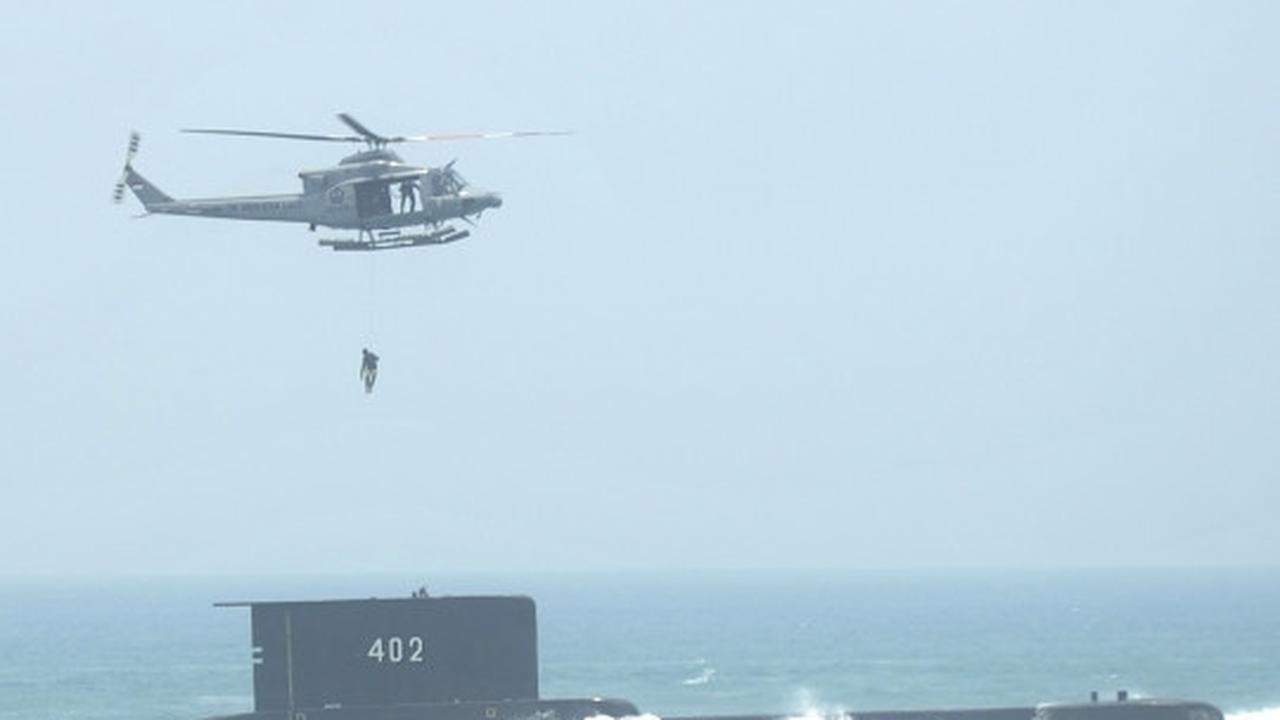 Aksi prajurit selamatkan awak kapal selam dalam peringatan HUT TNI
