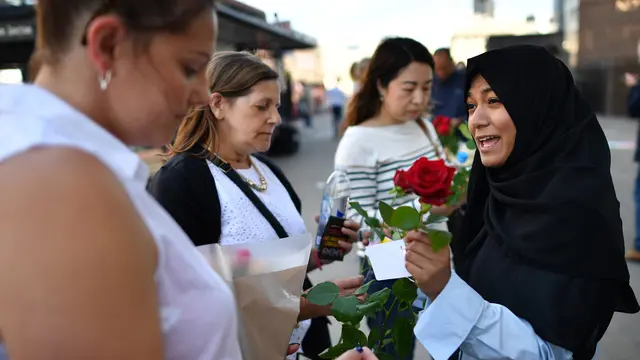 20170611-Muslim Inggris Bagikan Mawar di Jembatan London-AFP