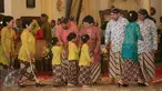 KGPAA Paku Alam X (tengah) menerima ucapan selamat dari tamu undangan pada upacara Tingalan Dalem PA X di Puro pakualaman,Yogyakarta, Selasa (26/4). Tingalan dalem merupakan upacara peringatan Hari Ulang tahun. (Boy Harjanto)