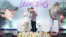 Pelatih Timnas Indonesia, Shin Tae-yong (kanan) berfoto bersama dengan Raffi Ahmad yang berlangsung di Rans Office, Serpong, Tangerang Selatan, Senin (04/11/2024). (Bola.com/Bagaskara Lazuardi)