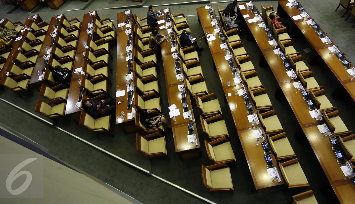Rapat Paripurna DPR RI Ke-18 yang terlihat sepi di Kompleks Parlemen, Senayan, Jakarta, Kamis (23/2). Empat fraksi yang ada di DPR resmi menyerahkan usulan hak angket terkait penonaktifan Ahok dari jabatan Gubernur DKI Jakarta. (Liputan6.com/Johan Tallo)