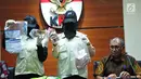 Petugas KPK menunjukan barang bukti uang tersangka Wali Kota Tegal Siti Masitha terkait dugaan suap pengelolaan dana jasa kesehatan di RSUD Kardinah dan pengadaan barang jasa di Gedung KPK, Jakarta, Kamis (30/8). (Liputan6.com/Helmi Afandi)