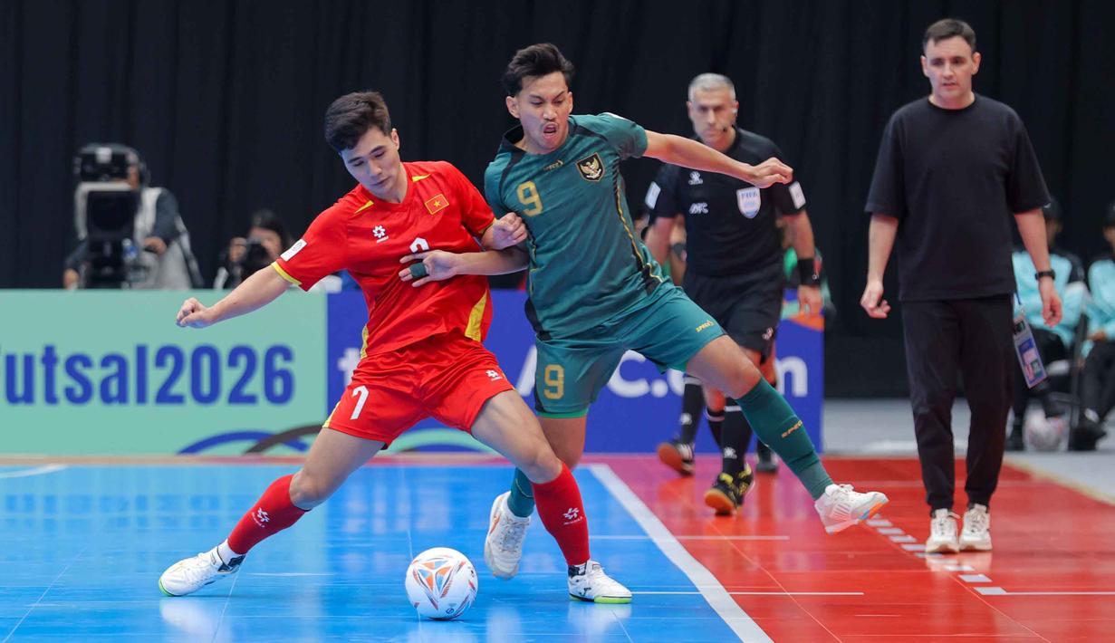 Vietnam berhasil memperkecil ketertinggalan gol lewat brace yang dicetak Nguyen Da Hai. Tampak dalam foto, pemain Timnas Futsal Indonesia, Rio Pangestu Putra (kanan) berduel dengan Nguyen Da Hai (Vietnam) pada babak perempat final Piala Asia Futsal 2026 di Indonesia Arena, Kompleks Gelora Bung Karno, Senayan, Jakarta, Selasa (3/2/2026). (Bola.com/Bagaskara Lazuardi)