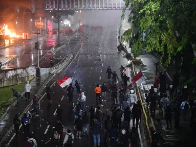 Massa aksi memenuhi ruas jalan Semanggi saat aksi unjuk rasa di Mapolda Metro Jaya, Jakarta, Jumat (29/8/2025). (merdeka.com/Arie Basuki)