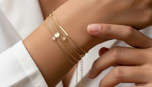 Model Gelang Emas Layer Tipis Minimalis Tren 2026. Foto: Gemini