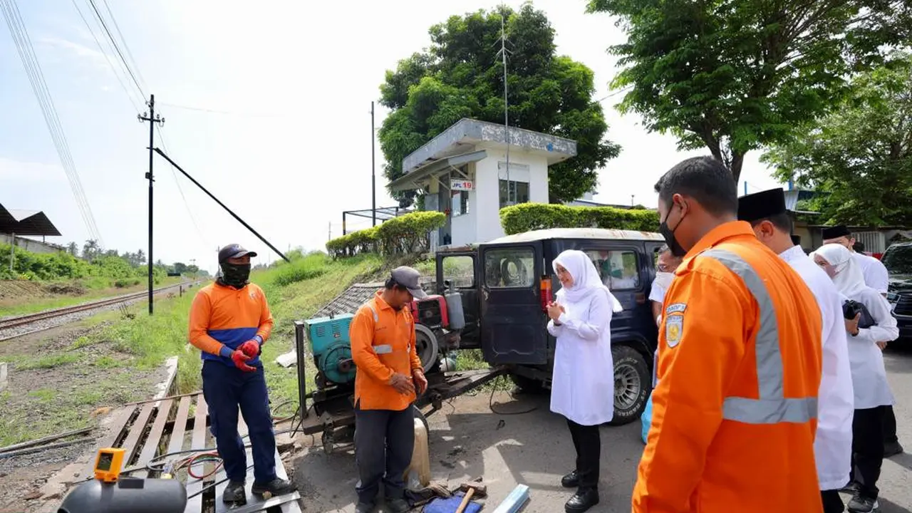 Bupati Banyuwangi Ipuk Fiestiandani (baju putih) menijau JPL 19 Stasiun Argopuro Banyuwangi (Istimewa)