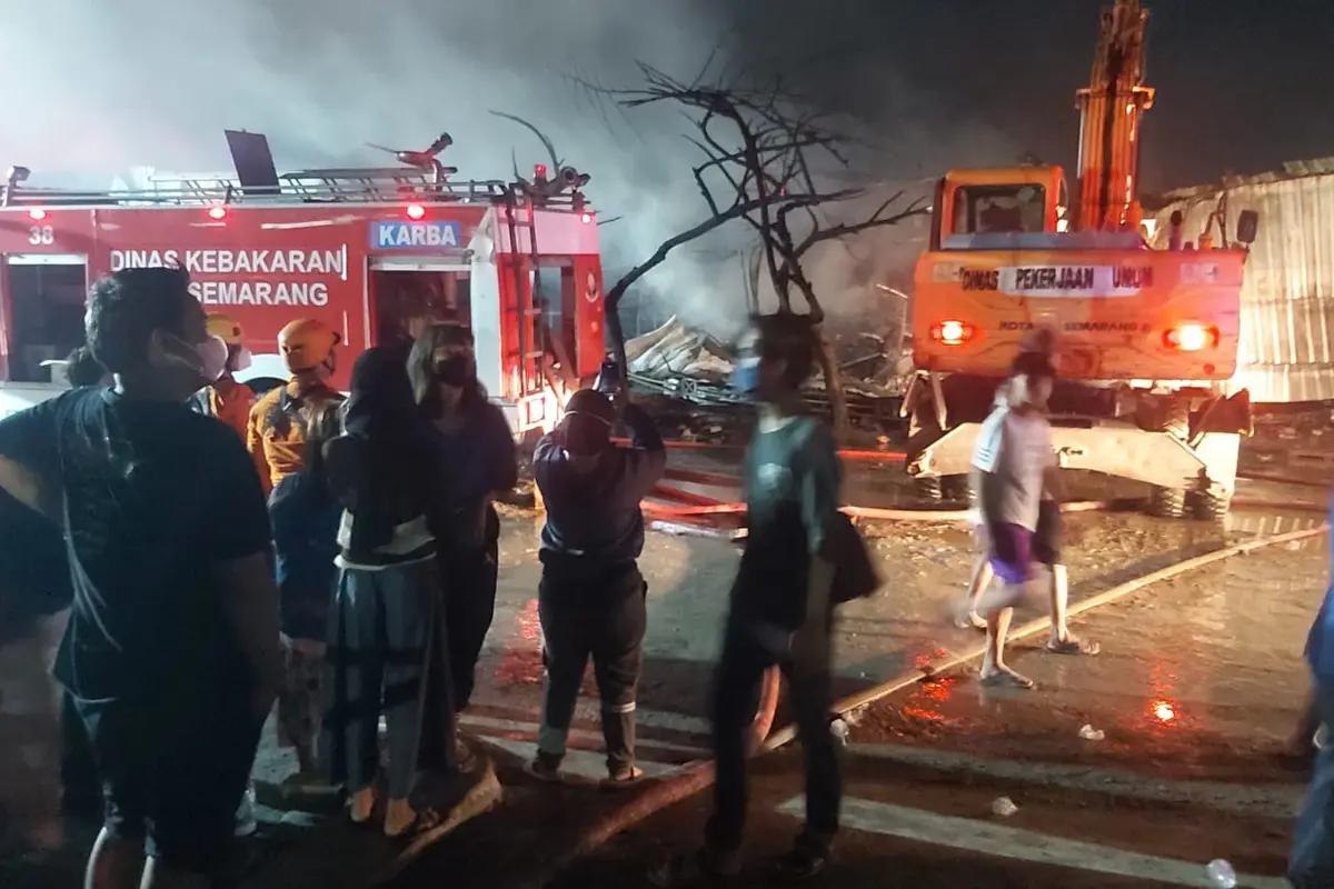 Kebakaran lapak relokasi Pasar Johar, Semarang, Jawa Tengah. (Foto: Liputan6.com/Felek Wahyu)